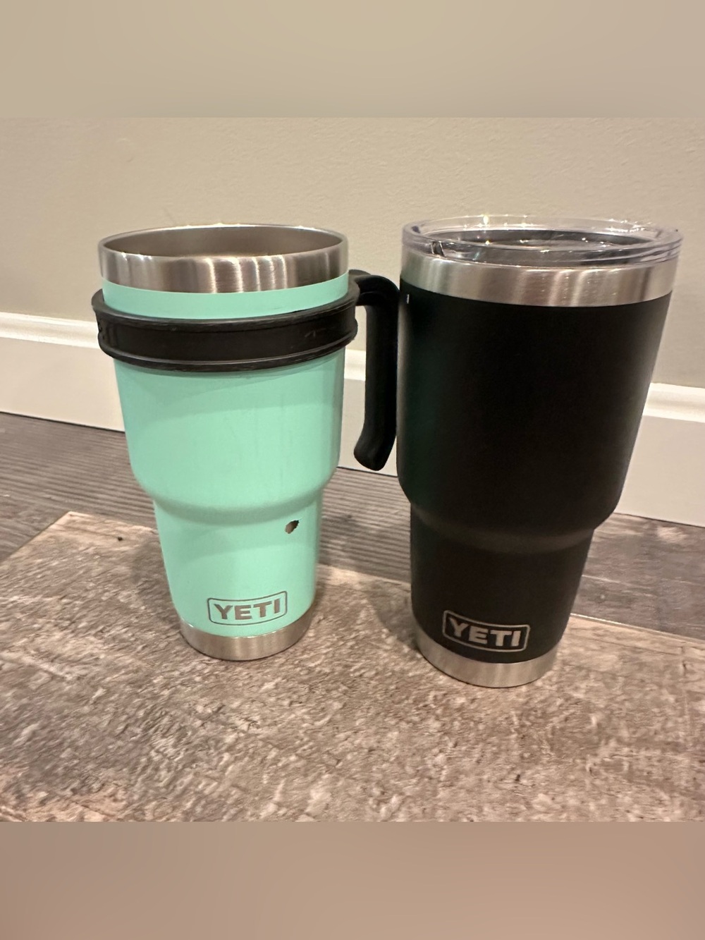 Lot of 2 Yeti 32 oz Rambler Tumblers in Mint Green and Black, 1 handle, 1 lid